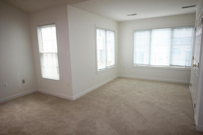 Building Photo - 4555 Fair Valley Dr