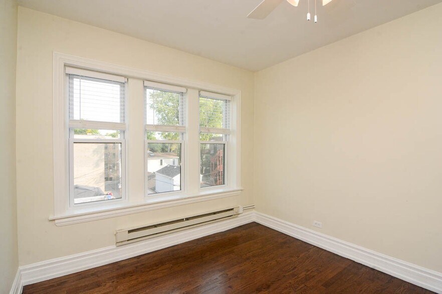 Building Photo - 3819.5 N Greenview Ave