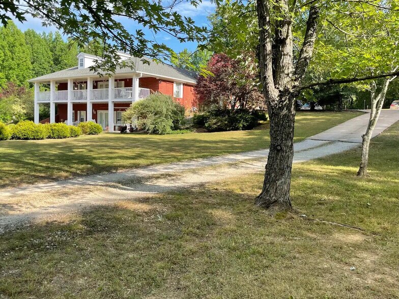 Building Photo - 176 Schools Dr