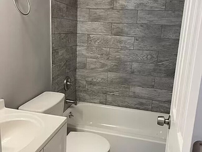 Building Photo - COMING SOON! Beautifully renovated single-...