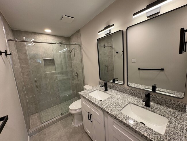 Building Photo - Newly Renovated 4 bed, 2.5 bath Townhome i...