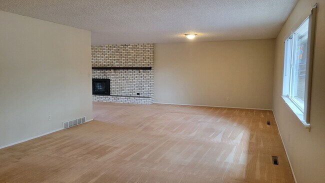 Building Photo - 4 Bed 2.5 Bath with A/C - Available Now!