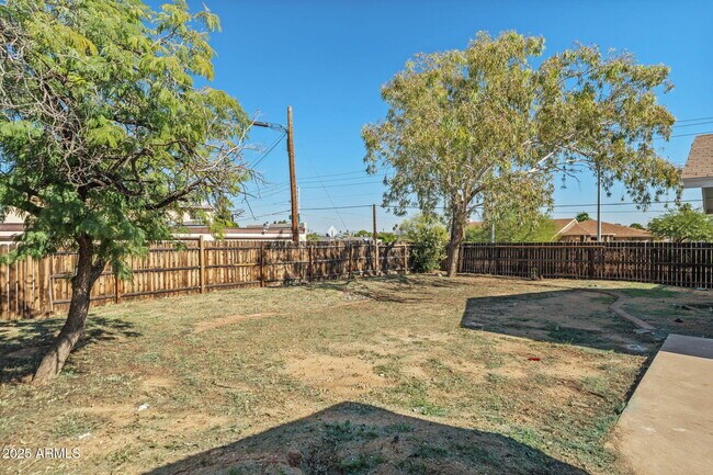 Building Photo - 2346 E Shaw Butte Dr