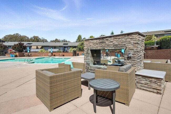 Building Photo - Nice Upper End Unit with Inside Laundry!  ...