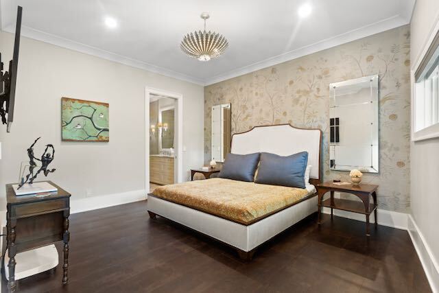 Main Bedroom, has a balcony - 281 15th St NE