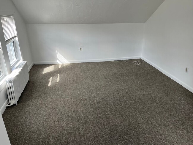 Building Photo - Sunny, Clean, Quiet 2 bedroom 1 bath 2nd floor apartment