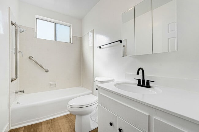 Building Photo - Spacious 1 Bedroom Apartments with Parking - Noho Arts District