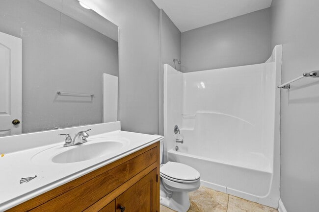 Building Photo - 175 Colonial Ct
