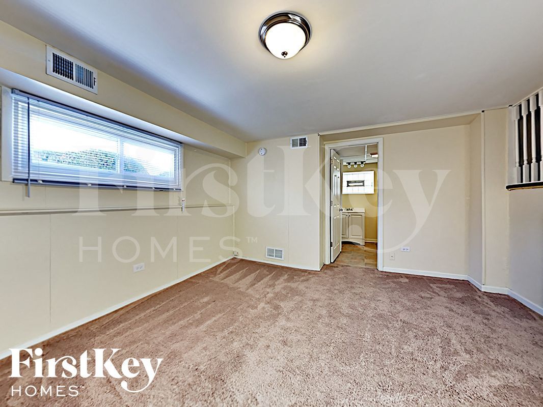 Building Photo - 7919 Oak Park Ave