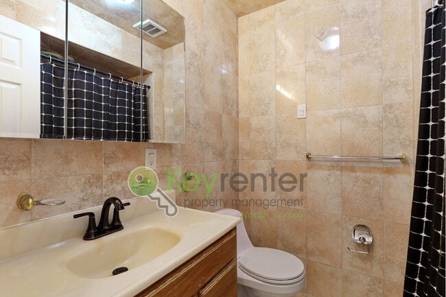 Building Photo - $500 Off First Month! 2BR in The Heights w...