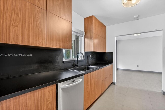 Building Photo - 425 NE 114th St