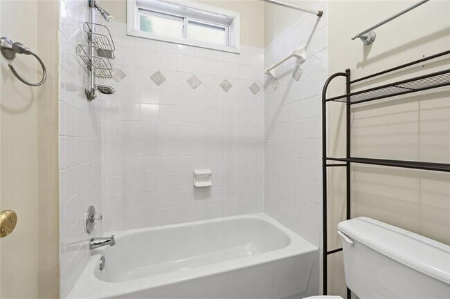 Building Photo - 250 Fieldsborn Ct NE