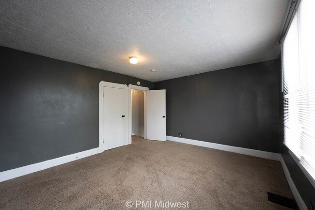 Building Photo - Charming 2 Bed Duplex in Indianapolis with Spacious Layout and Prime Location!