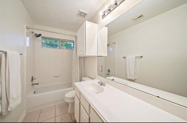 Building Photo - 19 Heron Hollow Ct