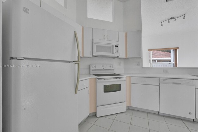 Building Photo - 10660 SW 20th Ct