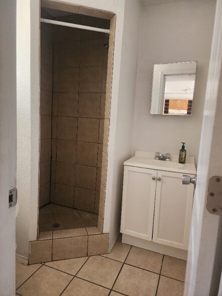 Building Photo - 7375 N Loop Dr