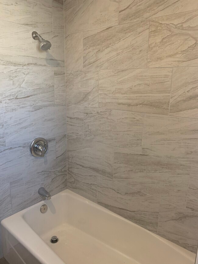 Tub Shower - 428 Hamilton St