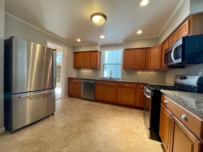 Building Photo - Gorgeous 4 Bedroom 2 Bathroom Home in South Minneapolis!