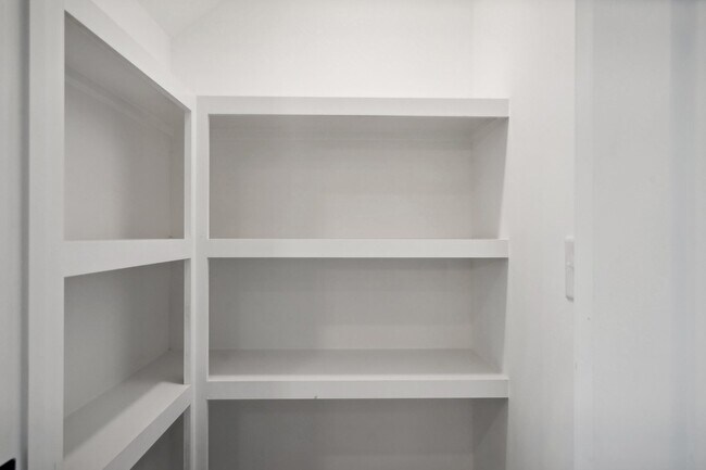 Building Photo - 341 Archwood Dr