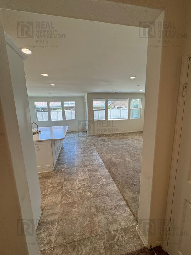 Building Photo - Single-Story Comfort & Style in Prime Heme...