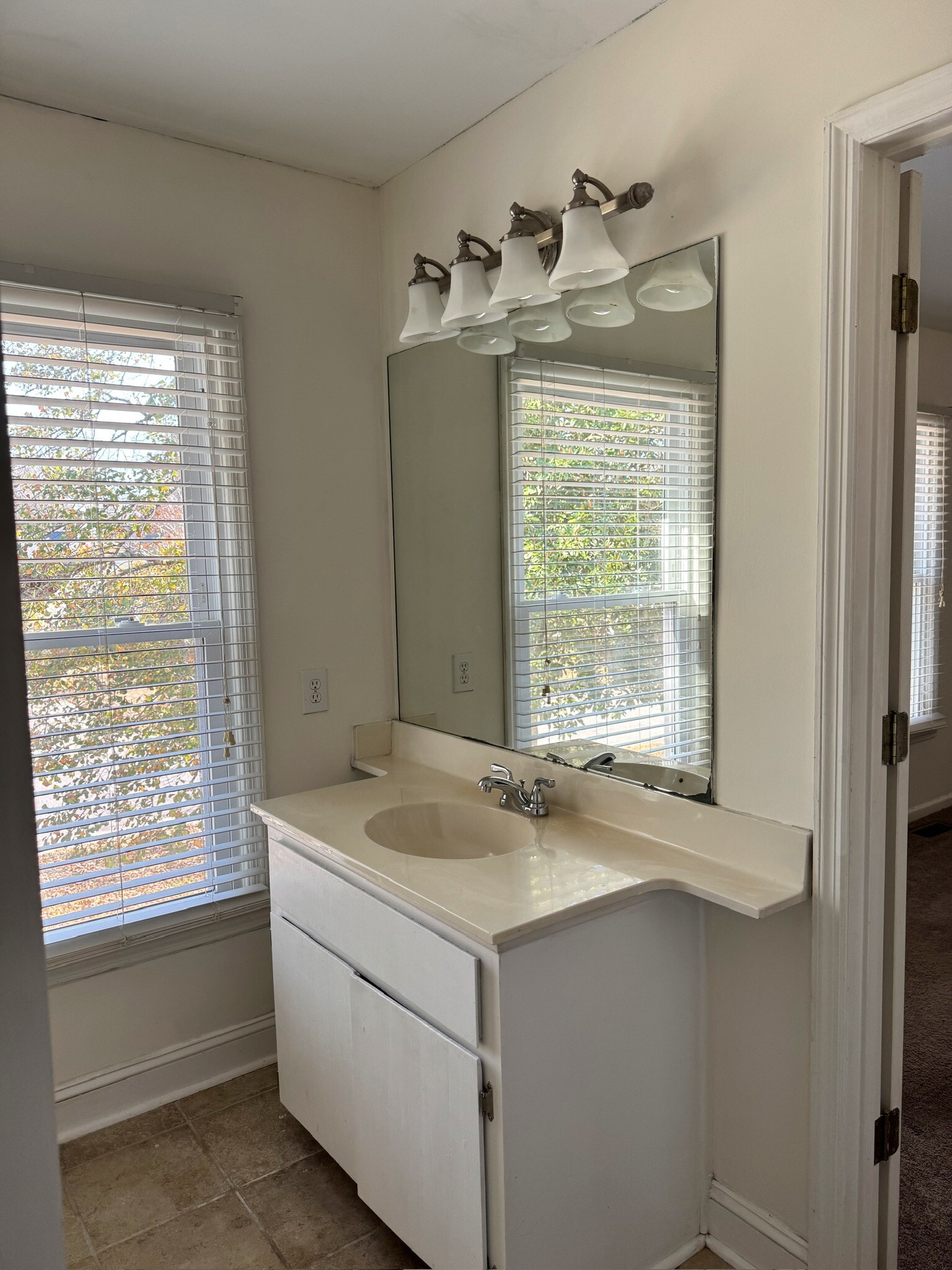 Building Photo - 103 Toura Ln