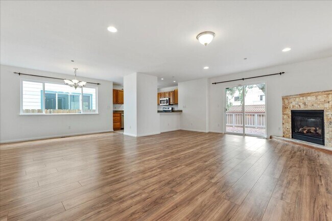 Building Photo - 3136 Lake Dr