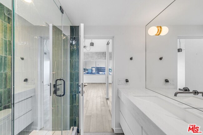 Building Photo - 7135 Hollywood Blvd