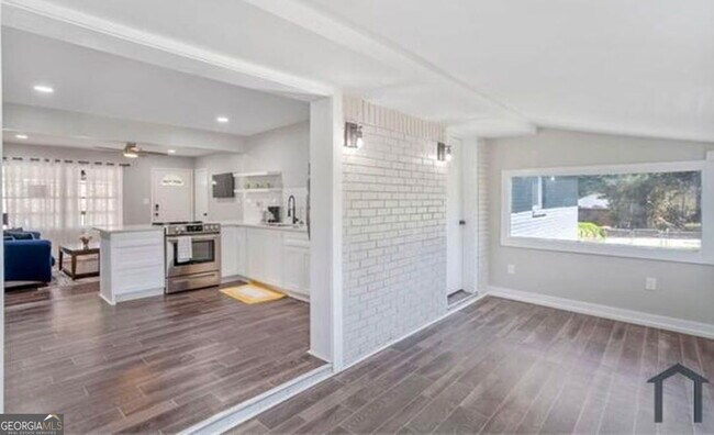 Building Photo - 8170 Huntington Dr