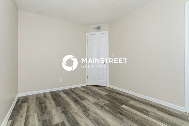 Building Photo - 3 Bedroom Pet-Friendly Home in LOUISVILLE, KY with Main Street Renewal