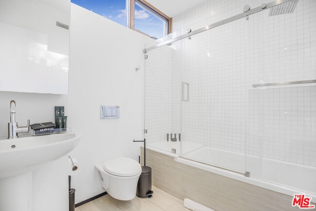 Building Photo - 661 Broadway St