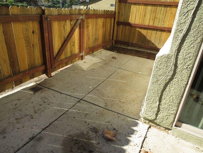 Building Photo - Large Two Story Condo In the Orcutt Bluffs with Easy Access to 135/Vandenberg SFB