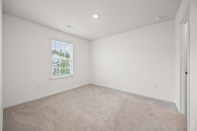 Building Photo - "Spacious 4-Bedroom Home Located In Desira...