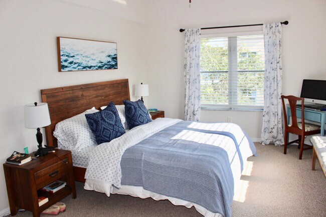 Building Photo - 1150 Town Center Dr