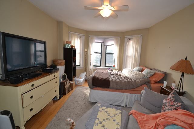 Building Photo - 3843 N Greenview Ave