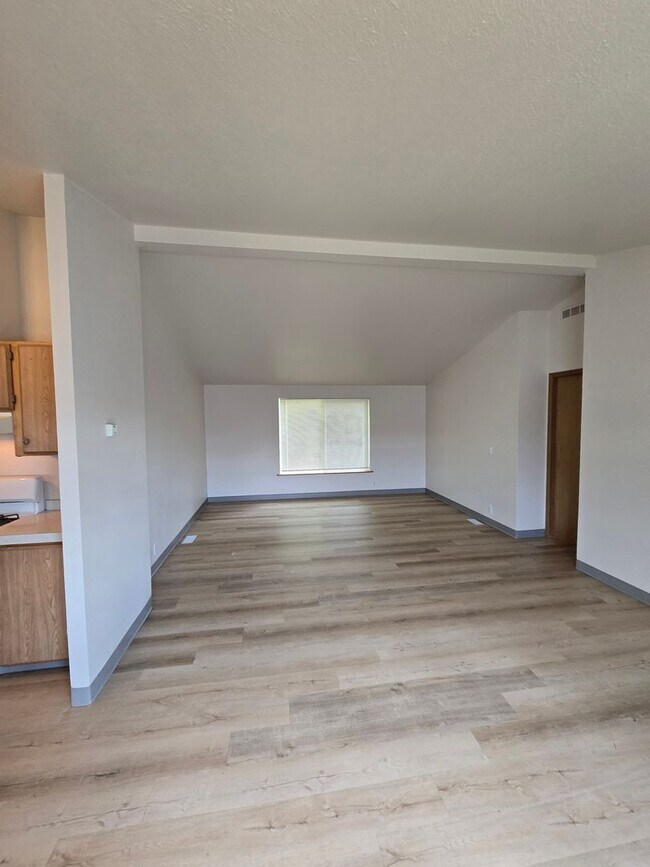 Building Photo - Pet Friendly 3bed : 2bath home w/ Garage