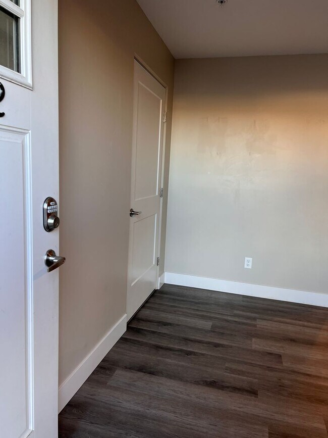 Building Photo - Clean & Modern 2 Bed, 1 Bath Apartment for Rent