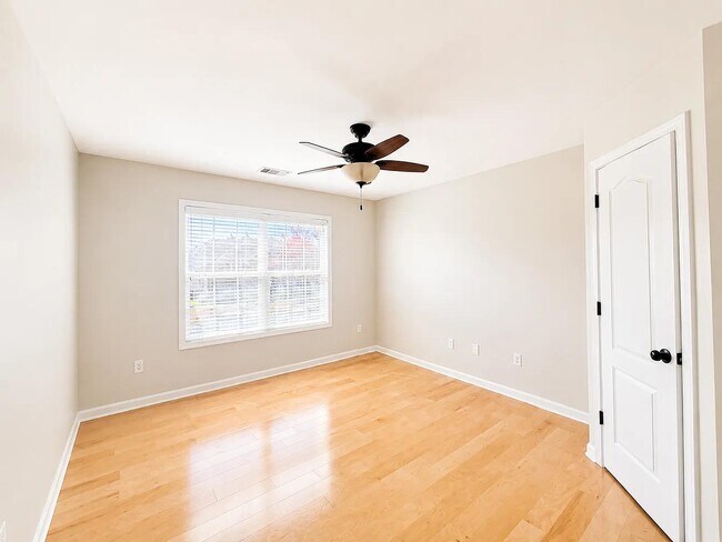 Building Photo - 10 Lynell Pl