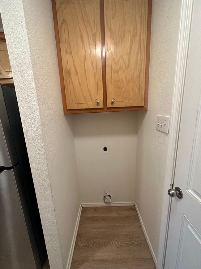 Building Photo - Wonderful updated 2/2/2 off of Milwaukee!