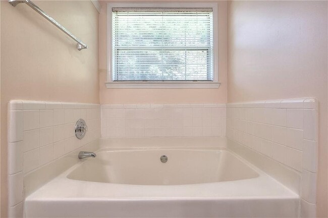 Building Photo - 665 Walnut Creek Dr NW