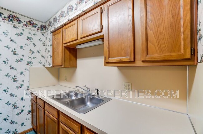 Building Photo - 3162 Kylemore Rd