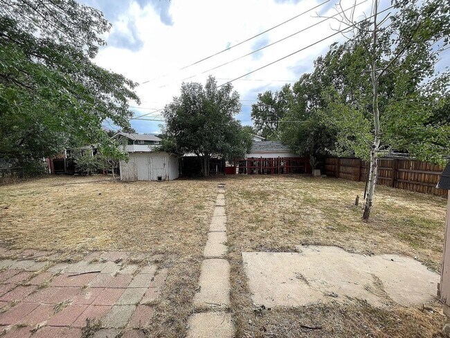 Building Photo - Charming 4-Bed 2 Bath Bi Level Home in Martin Acres