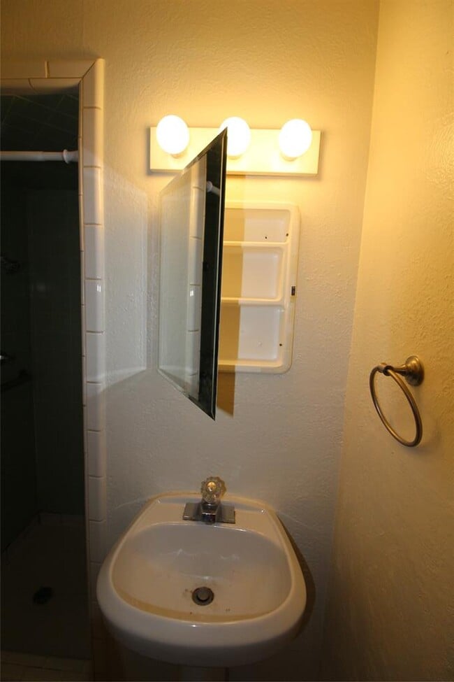 Building Photo - 2000 E Alameda St