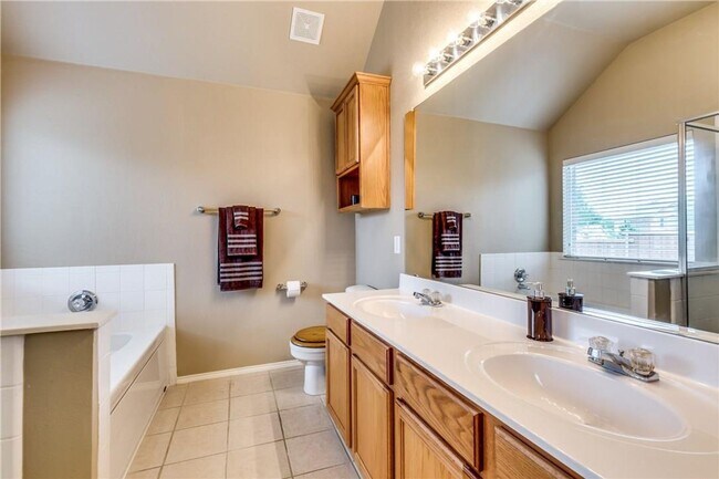 Building Photo - 5913 Dustin Trl