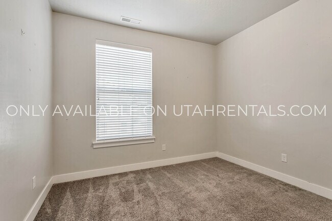 Building Photo - 627 N Sun Peak Dr