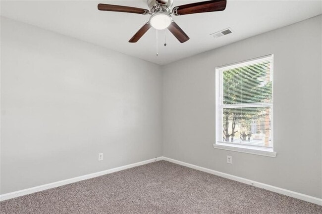 Building Photo - 250 Maple St