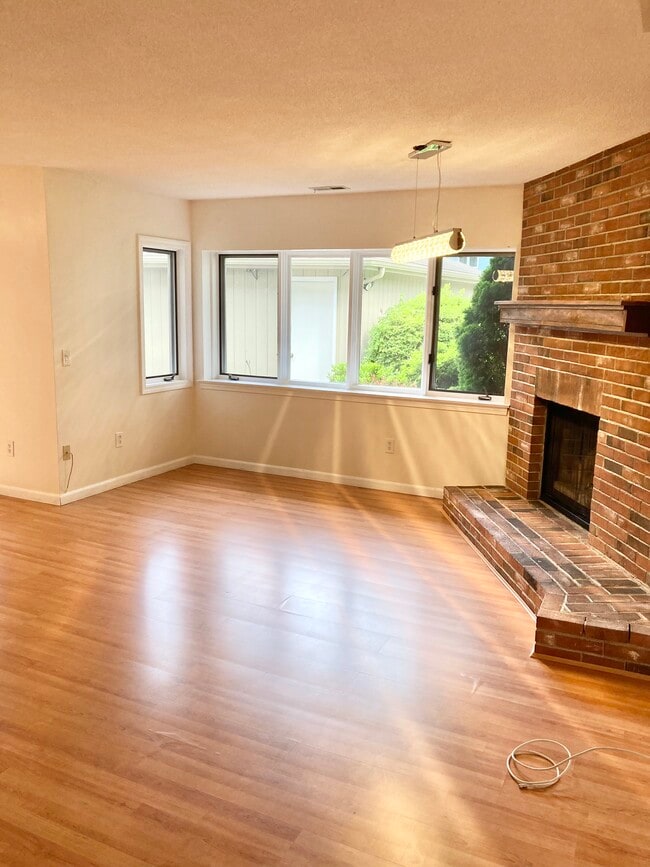 Building Photo - 156 E Grayling Ln