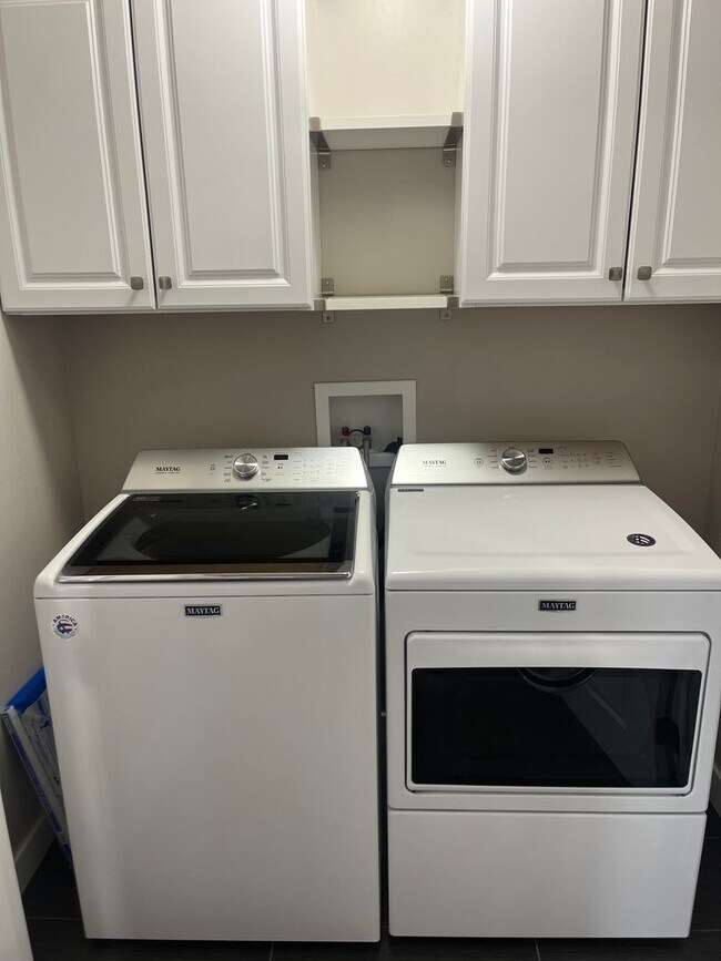 Building Photo - Beautiful 3 Bedroom Townhome in Bluffdale