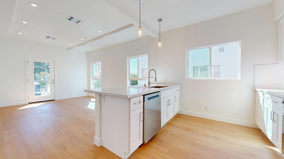 Primary Photo - 5133 W 21st St