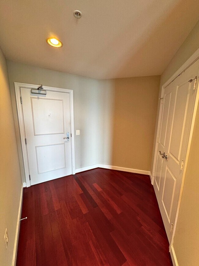 Building Photo - Luxury Fully Furnished 2BR/2BA Corner Cond...