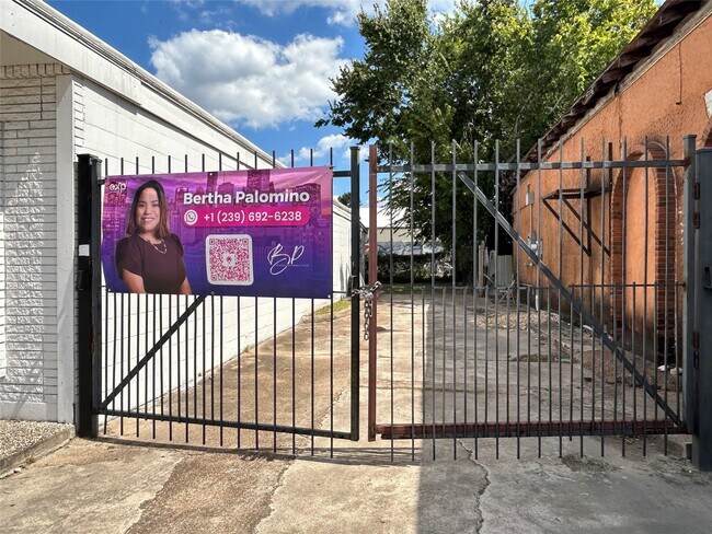 Building Photo - 1804 N Main St